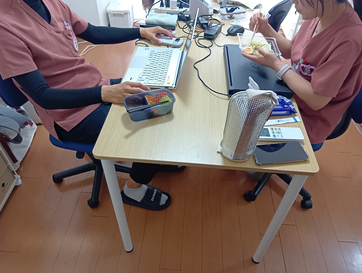 事務所でのスタッフ