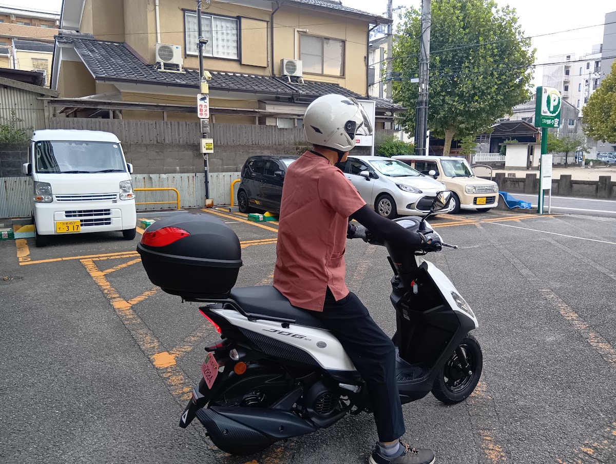 訪問へ出発するスタッフの後ろ姿