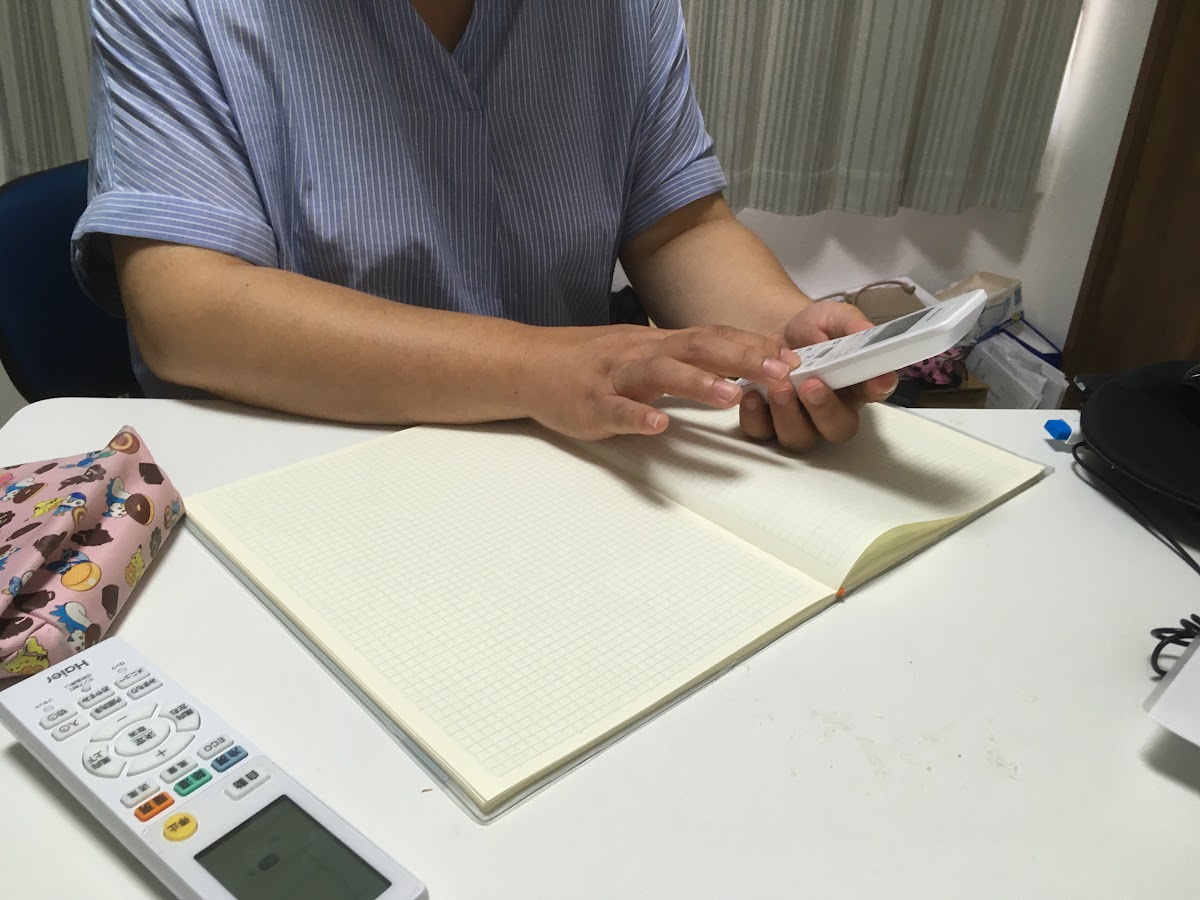 ていねいに記録を残すケアマネジャー