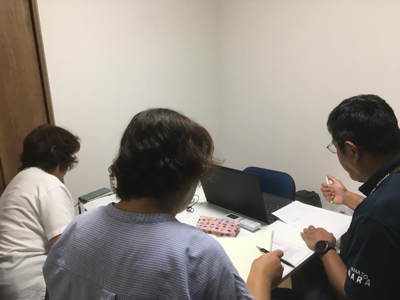 スタッフみんなでケースを検討する様子