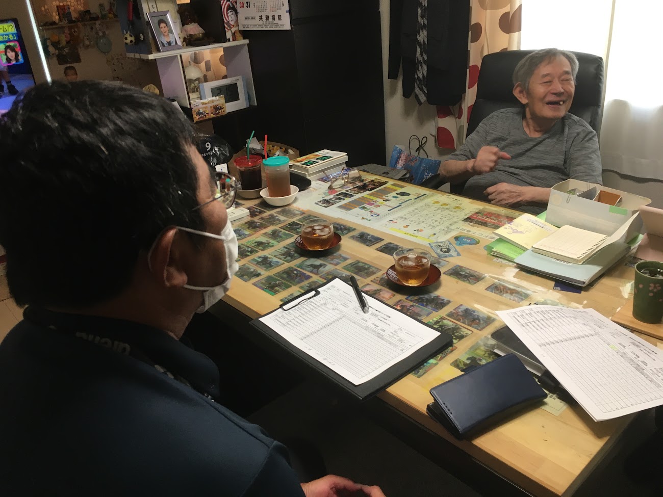 利用者さんと向き合うスタッフ