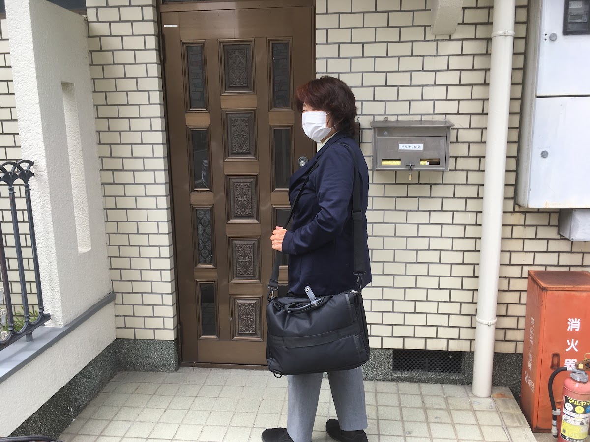訪問へ出発するケアマネジャー